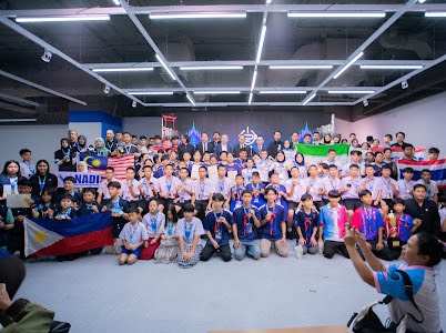 ภาพหมู่ผู้เข้าแข่งขันนานาชาติในงาน Global Robotics Competition 2025