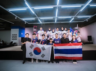 ผู้เข้าแข่งขันกำลังเตรียมหุ่นยนต์ก่อนลงสนามในงาน GRC2025